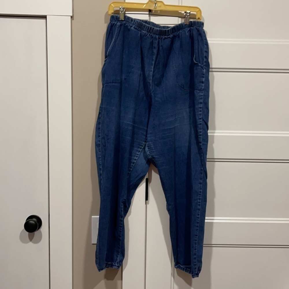 Denim&co 1X pull on stretch denim jeans. Some wear in inner thigh see pics.
